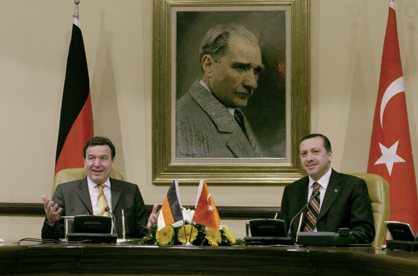 Federal Chancellor Gerhard Schröder und Turkish Prime Minister Recep Tayyip Erdoğan in Ankara (February 23, 2004)